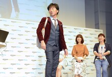 重い買い物袋を持ちながらウォーキングを披露するスピードワゴン小沢。