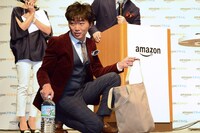 買い物袋から取り出した商品を地面に置くスピードワゴン小沢。