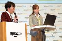 アマゾン ジャパン株式会社の及川明子氏からAmazonパントリーの利用方法を教わるスピードワゴン小沢。