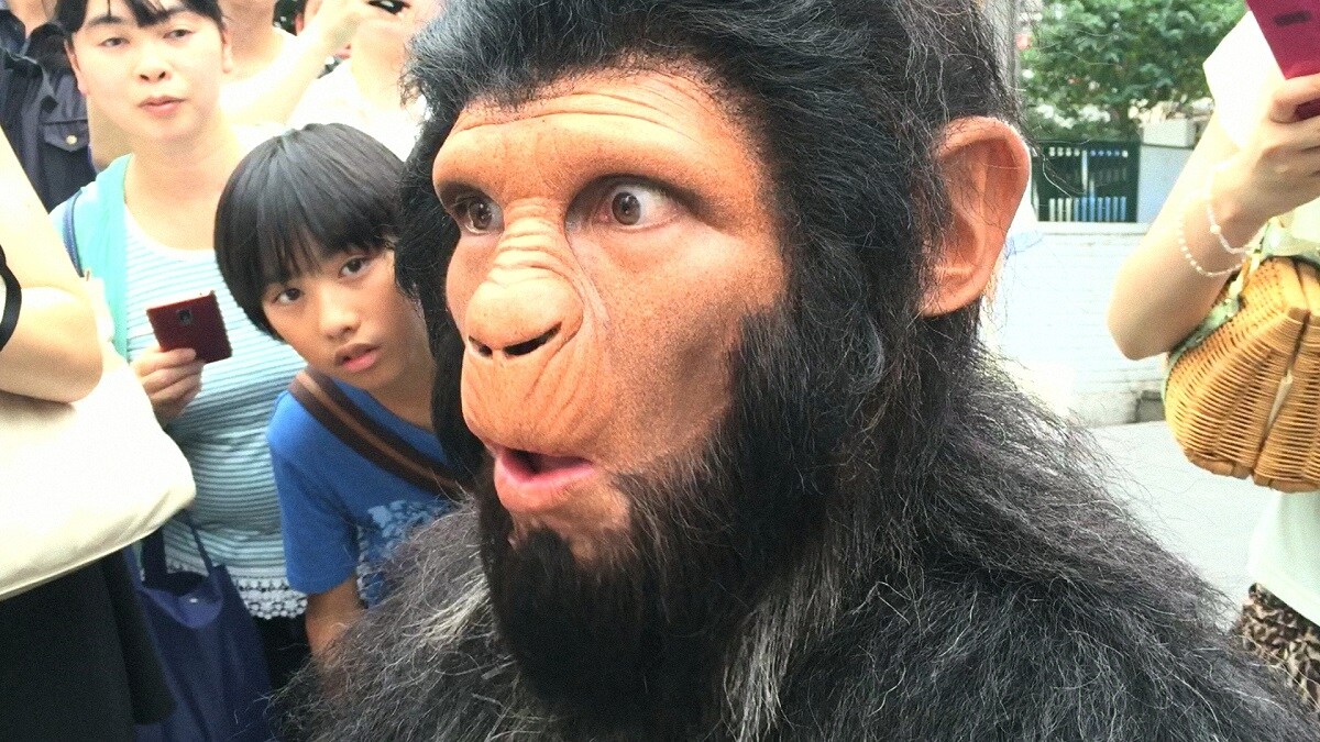 片桐仁が猿に扮するストライド新CM放送、スタッフとの小競り合いも公開