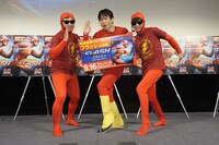 8.6秒バズーカーとなだぎ武（中央）。