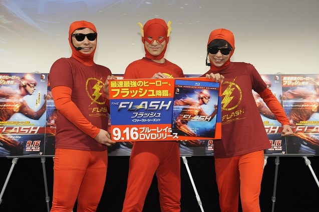 海外ドラマ「THE FLASH / フラッシュ」のPRイベントに出演した、8.6秒バズーカーとなだぎ武（中央）。