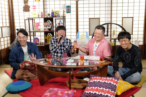 カラオケを楽しむバナナマンとブラックマヨネーズ。(c)MBS