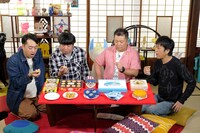 お土産として売られているお菓子を試食するバナナマンとブラマヨ。(c)MBS