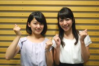 「テレビのムコウ」MCの尾崎里紗と笹崎里菜（左から）。