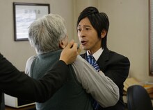 「木屋町DARUMA」に出演するキングコング梶原（右）。(c)2014「木屋町DARUMA」製作委員会