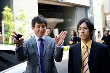 「木屋町DARUMA」に出演する木下ほうかとキングコング梶原（左から）。(c)2014「木屋町DARUMA」製作委員会