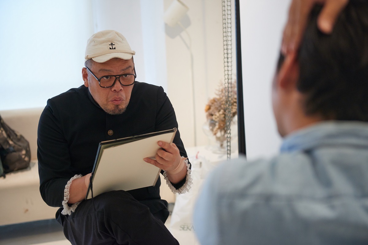 似顔絵を描く野性爆弾くっきー。