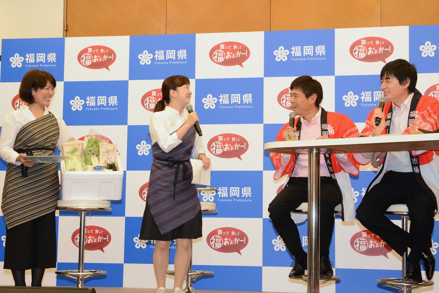 エプロンをイジる博多大吉（右）。