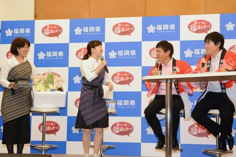 エプロンをイジる博多大吉（右）。