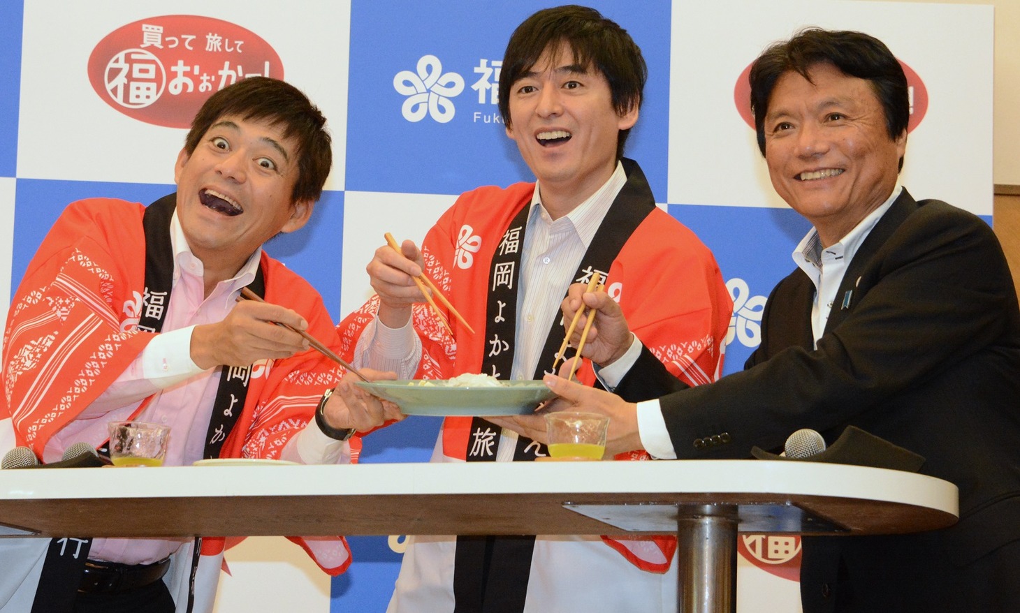 福岡県のグルメを紹介する博多華丸・大吉（左）と小川洋福岡県知事（右）。