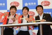 福岡県のグルメを紹介する博多華丸・大吉（左）と小川洋福岡県知事（右）。