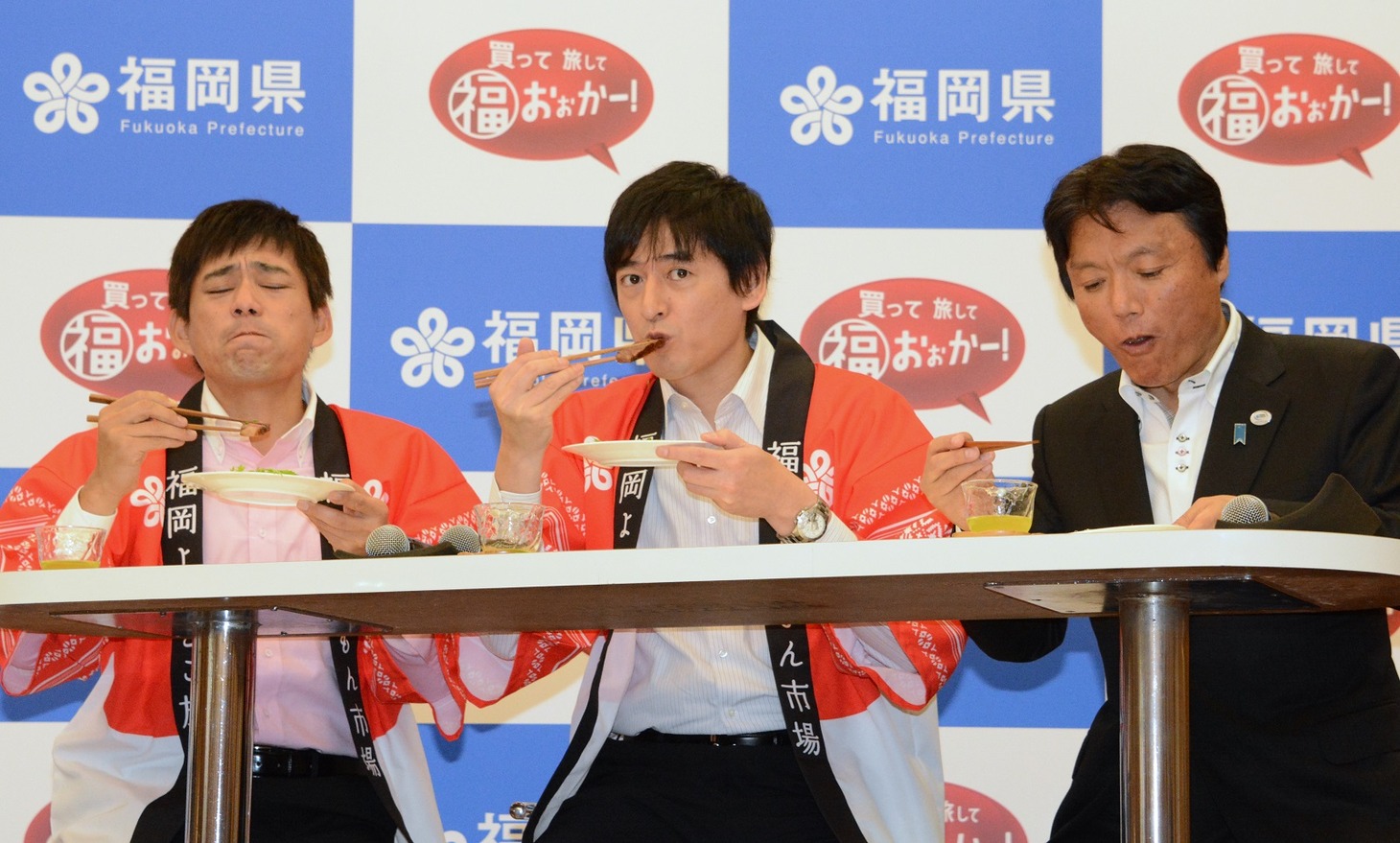 福岡県のグルメを試食する博多華丸・大吉（左）と小川洋福岡県知事（右）。