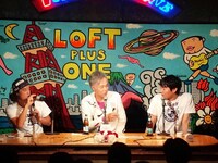 ゲストの大槻ケンヂ（中央）とエレキコミック。