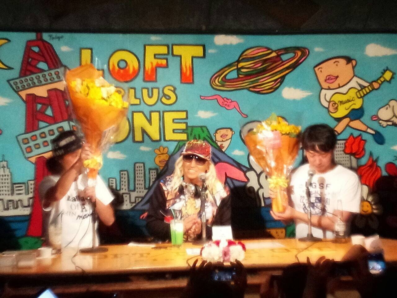 ゲストのDJ KOO（中央）とエレキコミック。