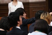 「番組終了緊急記者会見」で、はんにゃ、フルーツポンチに質問をぶつけるウーマンラッシュアワー村本。(c)テレビ東京