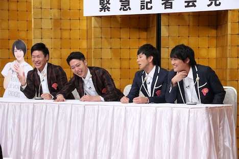 「番組終了緊急記者会見」のワンシーン。(c)テレビ東京