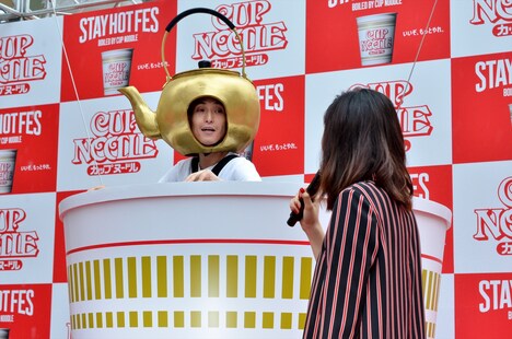 カラテカ矢部（左）と西内まりや（右）。