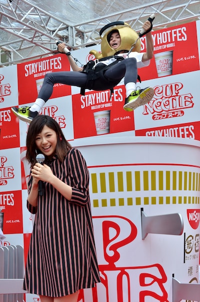 「日清カップヌードル STAY HOT CHALLENGE オープニングイベント」で逆バンジーに挑戦したカラテカ矢部（後方）。手前は西内まりや。