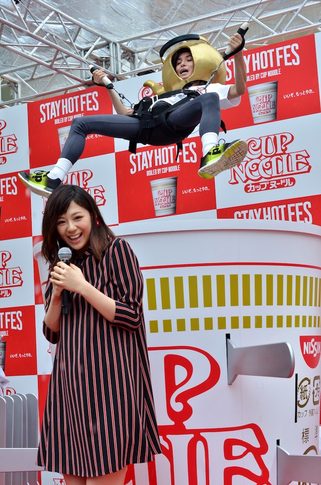 「日清カップヌードル STAY HOT CHALLENGE オープニングイベント」で逆バンジーに挑戦したカラテカ矢部（後方）。手前は西内まりや。