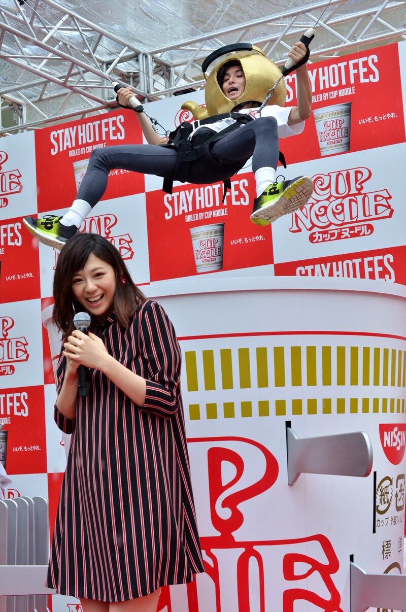 「日清カップヌードル STAY HOT CHALLENGE オープニングイベント」で逆バンジーに挑戦したカラテカ矢部（後方）。手前は西内まりや。