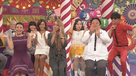 スタジオに集合する田中たち。(c)NHK