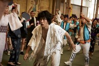 映画「天の茶助」のワンシーン。 (c)2015『天の茶助』製作委員会