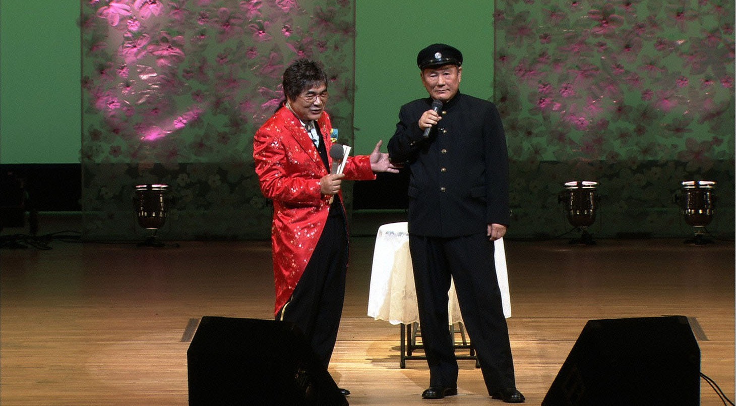 綾小路きみまろのステージに乱入したビートたけし（右）。(c)テレビ東京