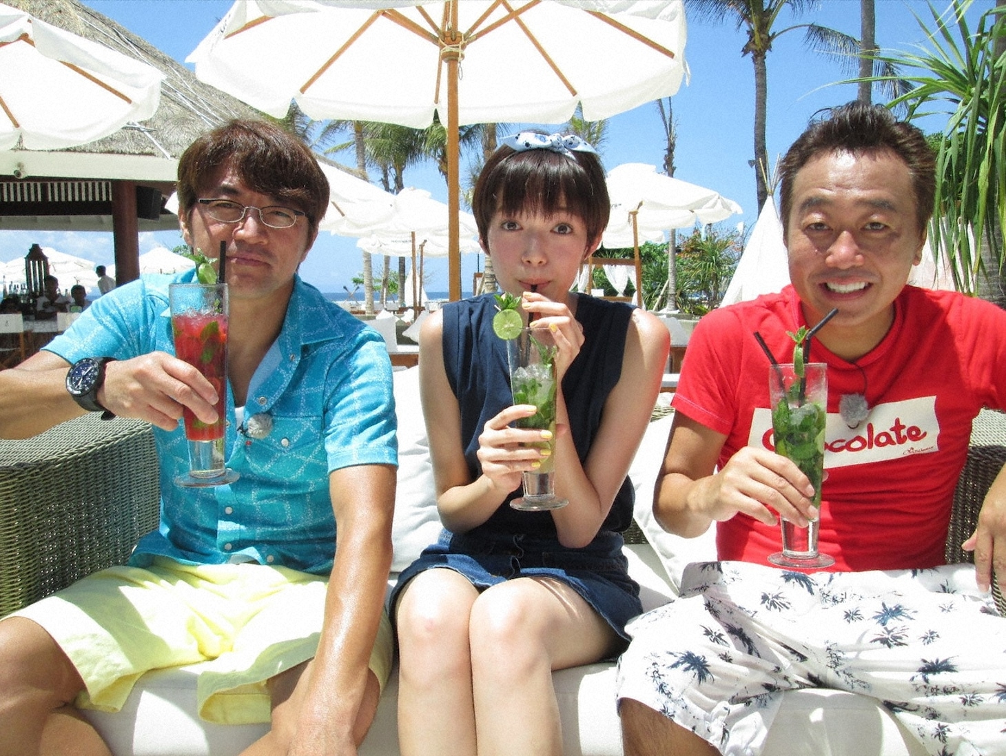 「7つの海を楽しもう！世界さまぁ～リゾート」でバリ島を訪れる、さまぁ～ずと佐藤栞里（中央）。(c)TBS