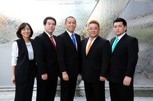 新番組「聞きにくい事を聞く」に出演する、タカアンドトシ、サンドウィッチマン（右）、八木亜希子（左）。(c)テレビ朝日