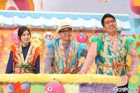 MCのおぎやはぎと松岡茉優（左）。