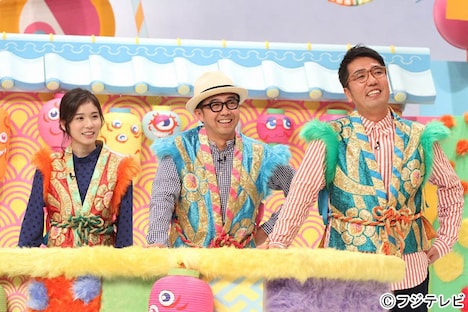 MCのおぎやはぎと松岡茉優(左)。