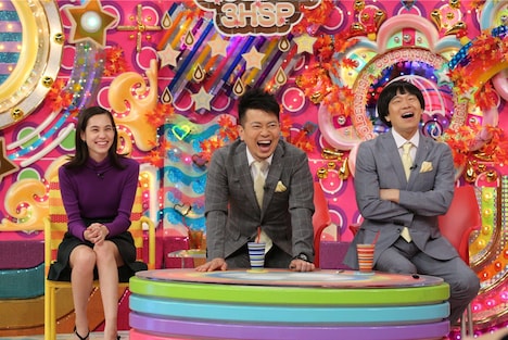 雨上がり決死隊と水原希子（左）。(c)テレビ朝日