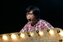 劇団ひとり扮する原始人。