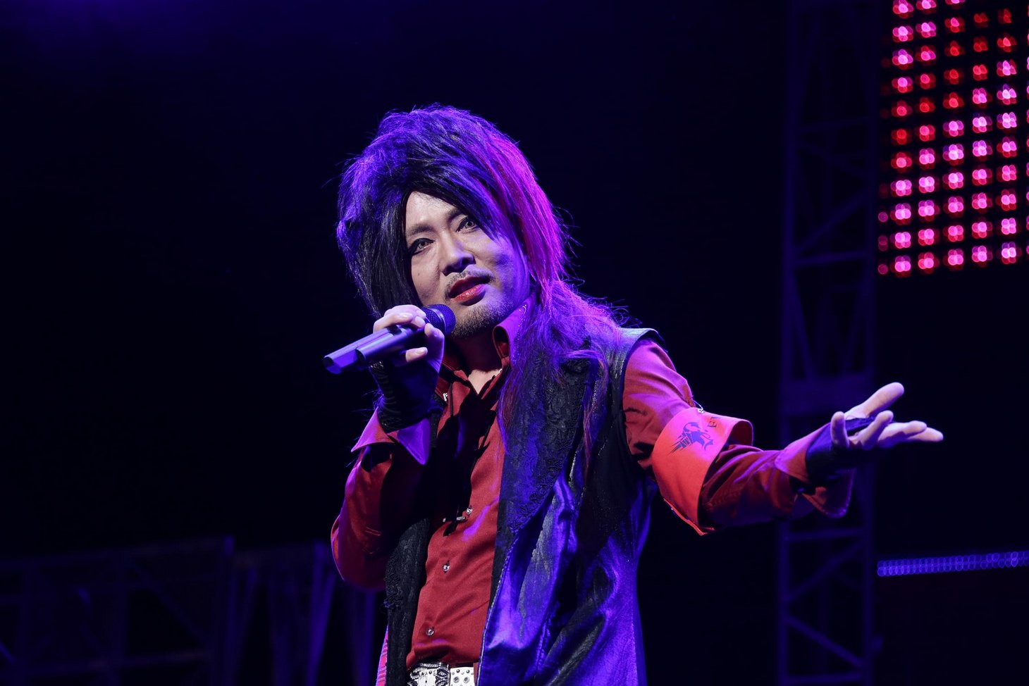 マキタスポーツ扮する、Fly or Dieのボーカル・Dar'k～ness。