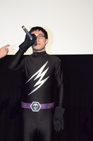 個性的なマイクの持ち方で話すシソンヌじろう。