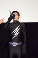 個性的なマイクの持ち方で話すシソンヌじろう。