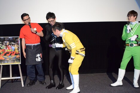 ポスターを見て撮影を思い出しながらトークを展開する一同。