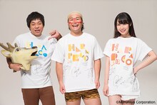 「はらぺこふりかけプレゼントキャンペーン」で当たる直筆サイン入りTシャツを着用した（左から）バンビーノ、高柳明音。
