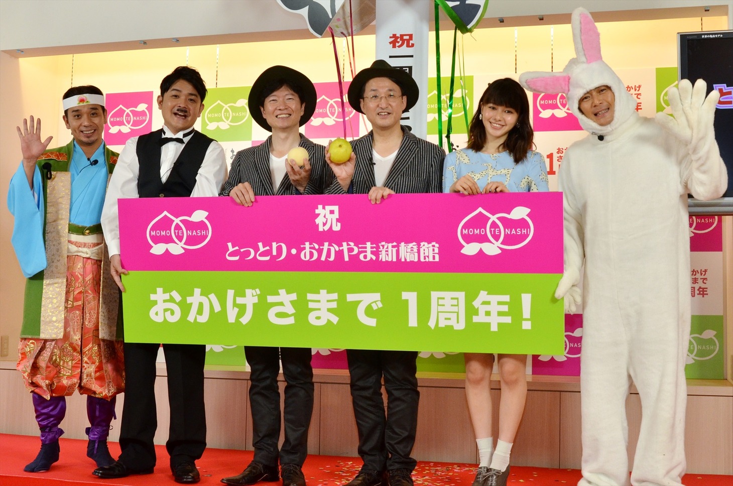 「とっとり・おかやま新橋館」の開館1周年記念イベントに出席した（左から）千鳥、岡山県の伊原木知事、鳥取県の平井知事、山本舞香、ココリコ遠藤。