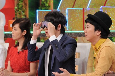 「駆け込みドクター！運命を変える健康診断」でゴーグルを装着し、白内障の症状を擬似体験するウーマンラッシュアワー村本（中央）と、ウーマンラッシュアワー中川パラダイス（右）。(c)TBS