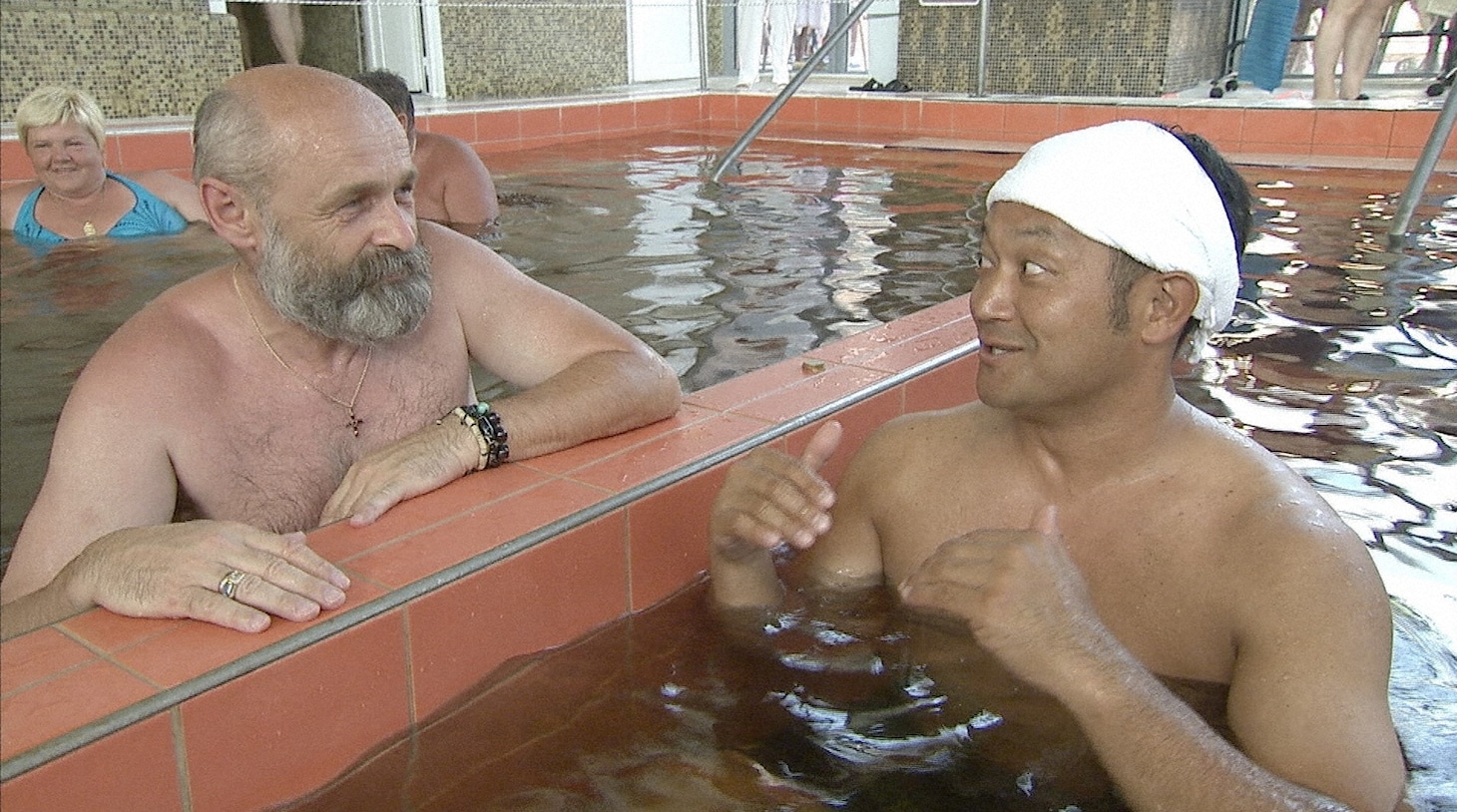 ハンガリー式の湯治を体験する山口智充（右）。(c)RKB