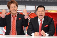左から狩野英孝、とにかく明るい安村。 (c)日本テレビ