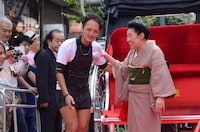 人力車の車夫と話し込む内海桂子。