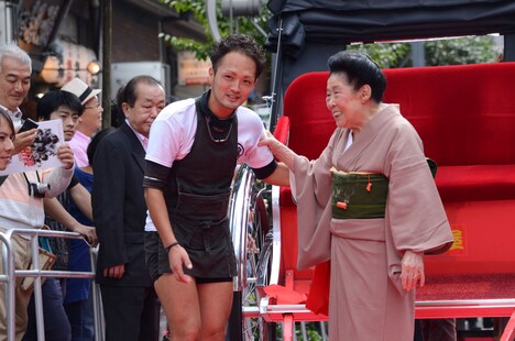 人力車の車夫と話し込む内海桂子。
