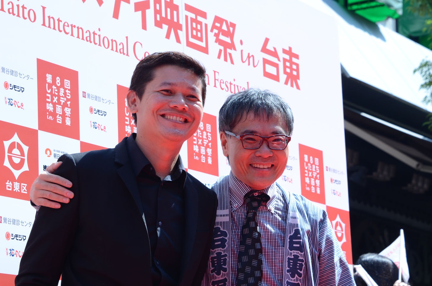 ニティワット・タラートーン（左）と、いとうせいこう（右）。