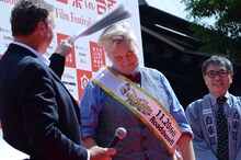 ハリセンで娘のアンナを叩くボビー・ファレリー。