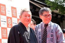 したまちコメディ映画祭in台東レッドカーペットの様子。左から北野武、いとうせいこう。