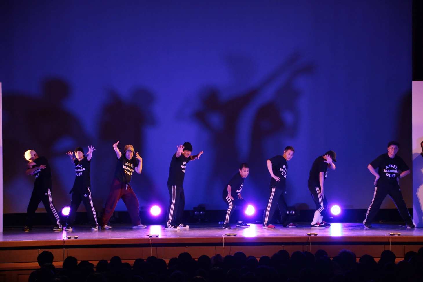 「岡村隆史のDANCE BOKAN」のワンシーン。