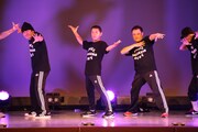 「岡村隆史のDANCE BOKAN」に出演したナインティナイン岡村（左から2人目）。